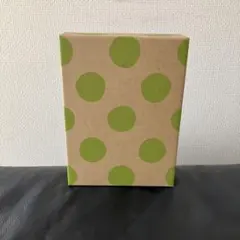 緑の水玉模様のクラフト紙箱