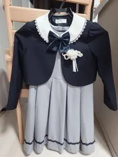 ネイビー襟付きジャケットとグレーのワンピース