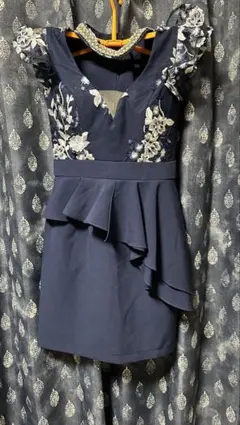 ビジュー付き胸元セクシーミニドレス