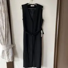 黒のノースリーブロングベスト