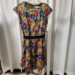 【新品】FREDY & GLOSTER 花柄 半袖ひざ丈ワンピースのサムネイル