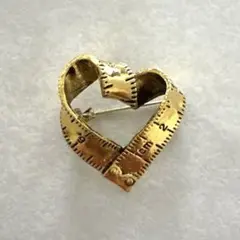 ヴィンテージ風　メジャーデザイン　ハートサークルブローチ（291）