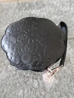 コスメデコルテ　ブラック エンボス花柄ポーチ