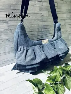 リメイクデニム　三日月型　フリルショルダーバッグ　ハンドメイド　ブルーデニム