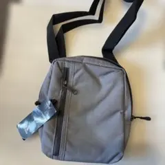 新品 adidas ショルダーバッグ グレーのサムネイル