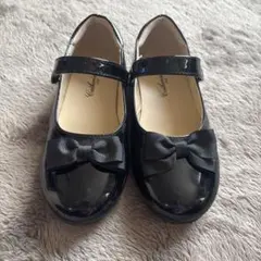 黒のリボン付きフォーマルシューズ