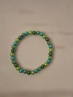 緑と青のプラスチックビーズブレスレット