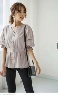 Vネックウエストマークブラウス　グレージュ