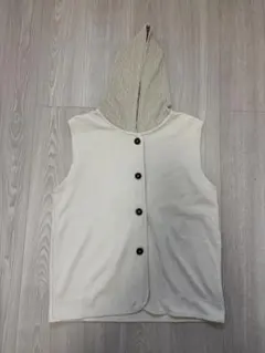 フード付きアイボリーベスト