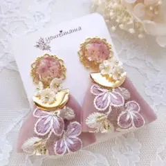 刺繍リボンと小さな花のピアス ピンク
