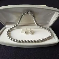 パールネックレスとイヤリング 　ケース付　8mm　グレー