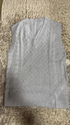 グレー ケーブル編み Vネック ニットベスト