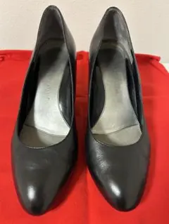 黒のレザーハイヒールパンプス