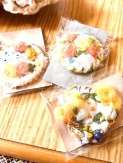 ひだまりのお花ブローチ