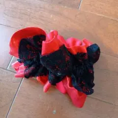 赤と黒のフリルシュシュ