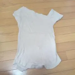 ベージュ片方肩出し　アズール　半袖Tシャツ　サイズMのサムネイル