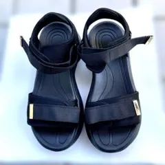 ブラック ストラップサンダル ゴールドパーツ　レディースＬサイズ