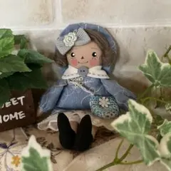カントリードール　可愛い刺繍のワンピースを着たミニドール