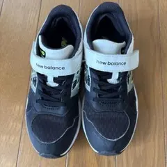 new balance キッズスニーカー 黒/白/緑