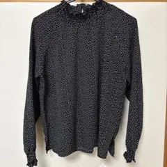 水玉模様の長袖ブラウス