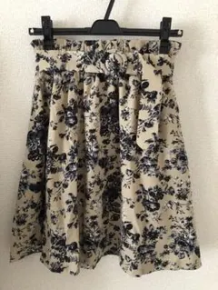 【新品未着用品】花柄フレアスカートのサムネイル