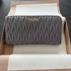 miu miu マテラッセ 長財布 グレーのサムネイル