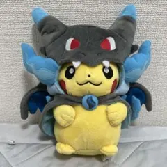 ポケモンセンター 限定 ぬいぐるみ メガリザードンXのポンチョを着たピカチュウ