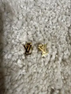 Louis Vuitton LVロゴ ラインストーン ピアス - メルカリ