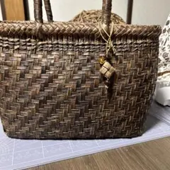 目が詰まった、かごバッグ胡桃