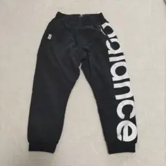 new balance ロゴ入り 黒 長ズボン 130cm　ナイロンのサムネイル