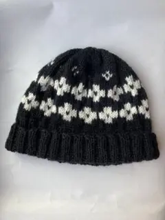 ニコ様専用　ウールの編みこみ模様のニット帽 と白のケーブル編みのニット帽