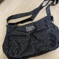 ビバユー。軽い。黒ナイロンショルダーバッグ