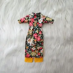 リカちゃん服　アオザイ　黒小花ズボン黄色