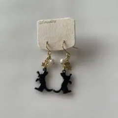 黒猫シルエットのピアス