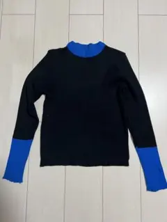 黒と青の長袖ニット