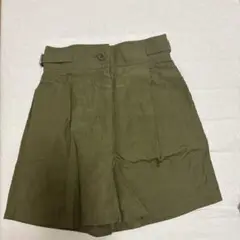 COS オリーブグリーン ショートパンツ