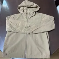 フード付きベージュジャケット