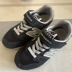 new balance スニーカー 黒/グレー　18センチ
