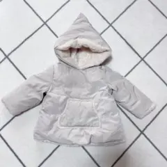 フード付きライトグレーアウター