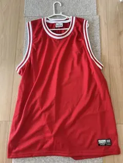 赤いバスケットボールユニフォーム