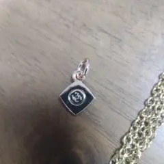 CHANEL 、ホリデースクエアチャーム、ゴールド チェーン付き