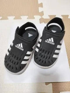 あ*ん様 adidas キッズサンダル ブラック 15cm 黒/白 マジックテー