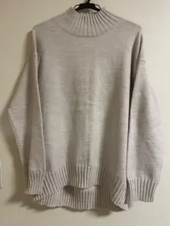 ベージュ オーバーサイズ タートルネックニット