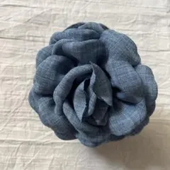 ダークブルー 花形 ヘアクリップ バラ　青