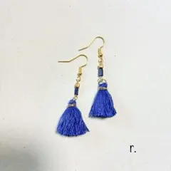ビビッドブルーのタッセルピアス イヤリング ハンドメイド