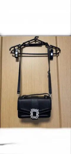 ビジューロゴ付き黒ショルダーバッグ