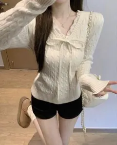 リボン付きアイボリーニットセーター