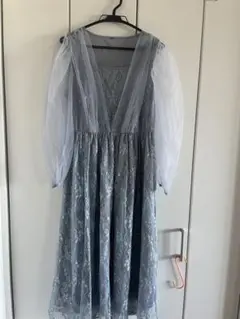 グレーのレースパーティードレス