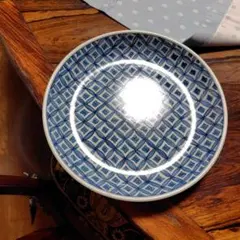 青と白の幾何学模様の皿