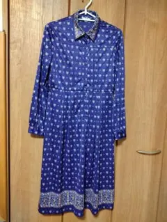 青い幾何学模様の長袖ワンピース